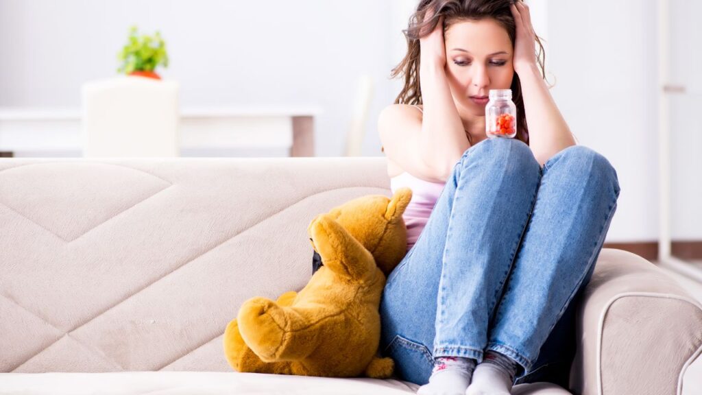 donna in solitudine riflette sul tradimento con cuore spezzato sullo sfondo