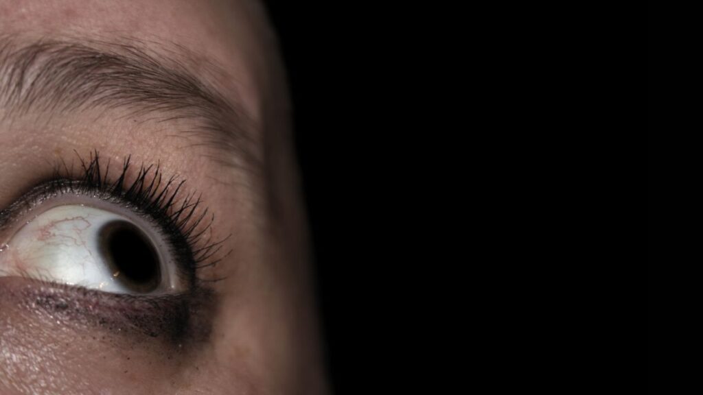 persona isolata emotivamente in una relazione tossica